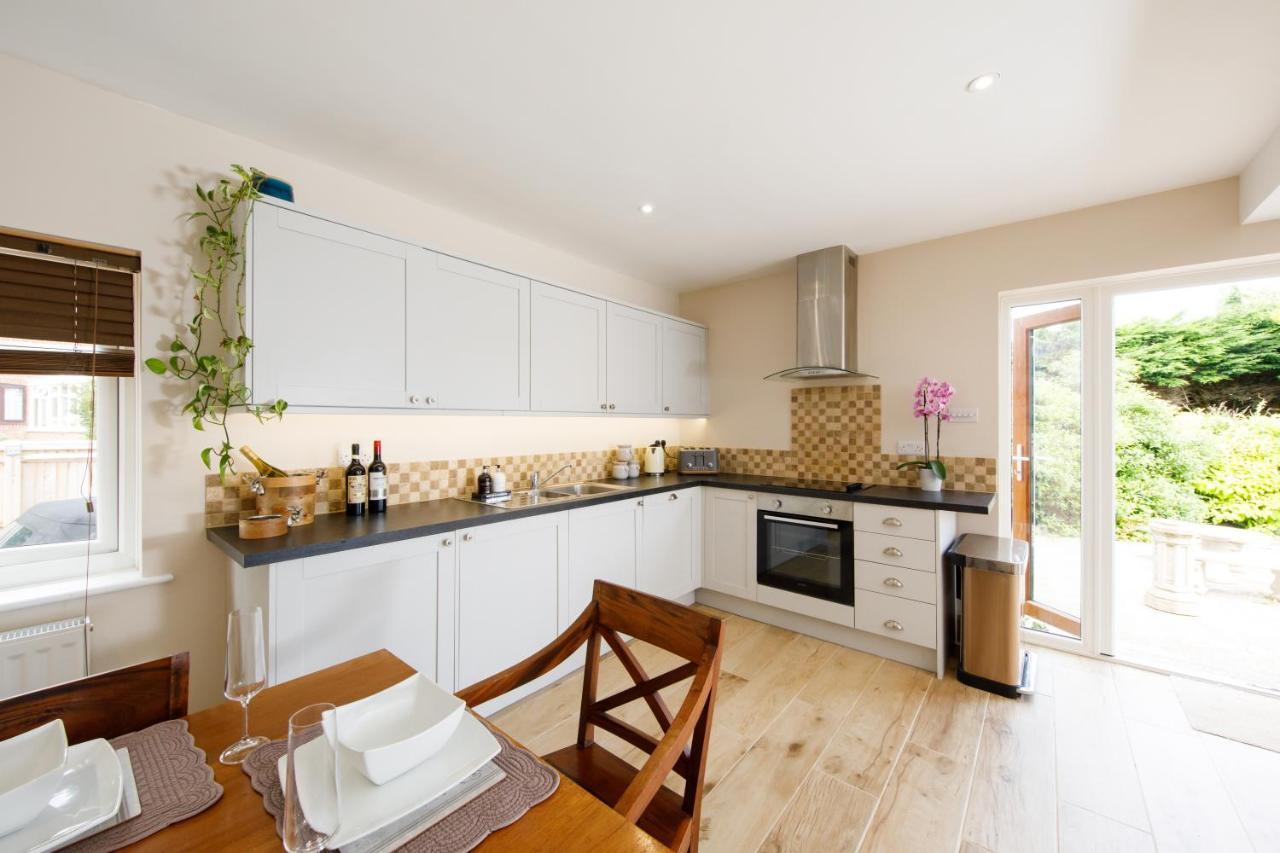 'Orchard Croft Lodge - Chichester', Book-Direct, New Home 1,367 Sq' Ft' , Can Sleep 8 On Request , Split & Link 'Super King' Size Beds, Free Wi-Fi, Sky Tv & Sky Sports, 9 - Minutes From West Wittering Beach, Very Quiet Location, Dog Friendly Екстериор снимка