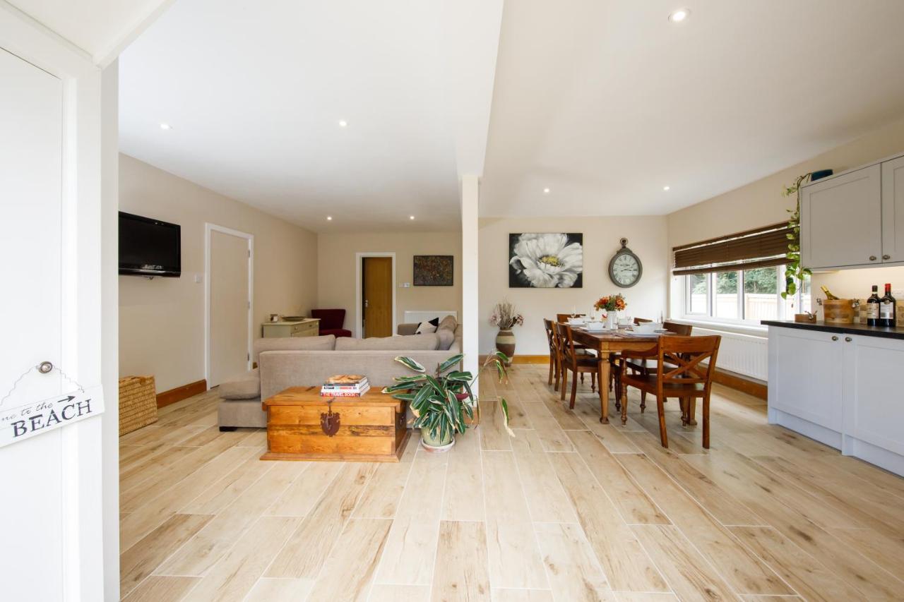 'Orchard Croft Lodge - Chichester', Book-Direct, New Home 1,367 Sq' Ft' , Can Sleep 8 On Request , Split & Link 'Super King' Size Beds, Free Wi-Fi, Sky Tv & Sky Sports, 9 - Minutes From West Wittering Beach, Very Quiet Location, Dog Friendly Екстериор снимка