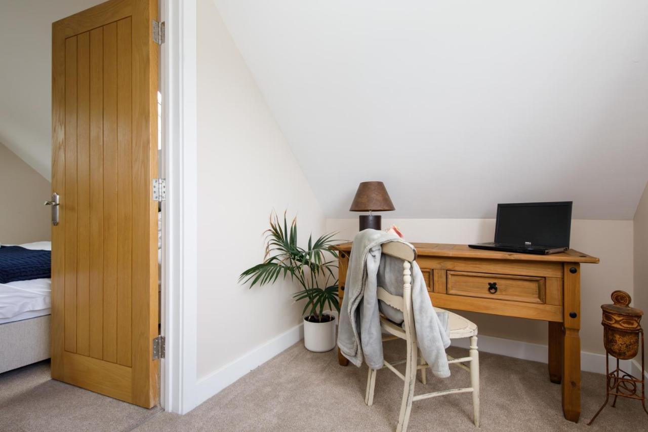 'Orchard Croft Lodge - Chichester', Book-Direct, New Home 1,367 Sq' Ft' , Can Sleep 8 On Request , Split & Link 'Super King' Size Beds, Free Wi-Fi, Sky Tv & Sky Sports, 9 - Minutes From West Wittering Beach, Very Quiet Location, Dog Friendly Екстериор снимка