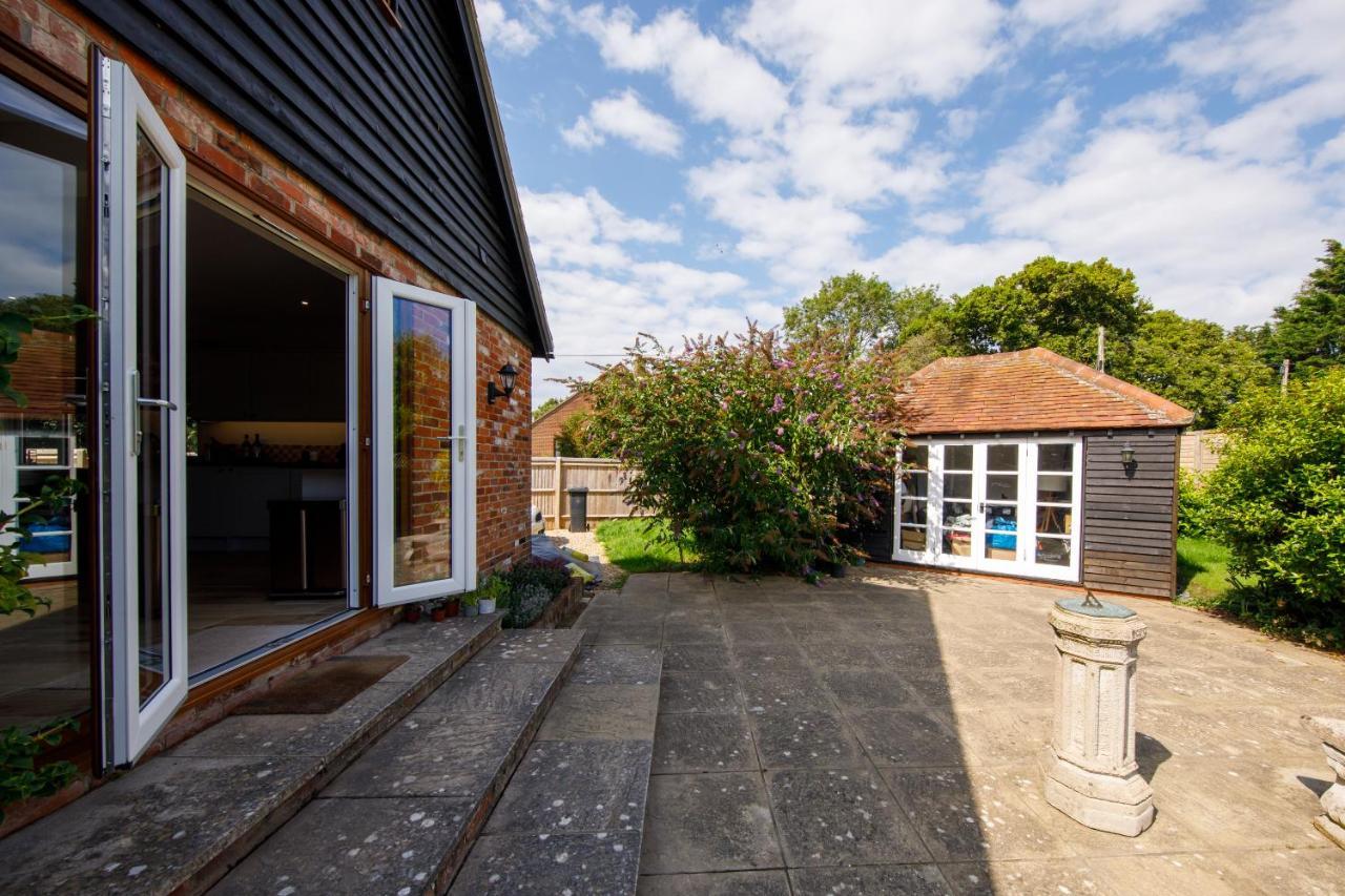 'Orchard Croft Lodge - Chichester', Book-Direct, New Home 1,367 Sq' Ft' , Can Sleep 8 On Request , Split & Link 'Super King' Size Beds, Free Wi-Fi, Sky Tv & Sky Sports, 9 - Minutes From West Wittering Beach, Very Quiet Location, Dog Friendly Екстериор снимка