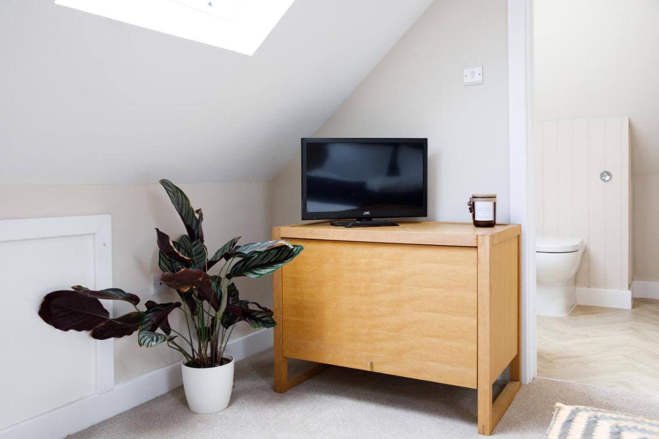 'Orchard Croft Lodge - Chichester', Book-Direct, New Home 1,367 Sq' Ft' , Can Sleep 8 On Request , Split & Link 'Super King' Size Beds, Free Wi-Fi, Sky Tv & Sky Sports, 9 - Minutes From West Wittering Beach, Very Quiet Location, Dog Friendly Екстериор снимка